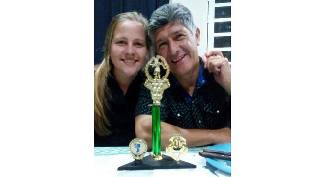 Artillera. Florencia junto a su entrenador Juan Comas después de haber recibido el premio a la goleadora de la Copa de Oro.&nbsp;