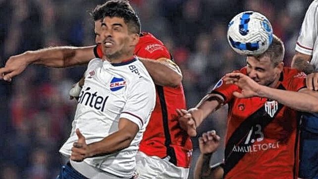Luis Suárez debutó con la camiseta de Nacional pero el Bolso perdió 1-0 ante Atlético Goianiense.