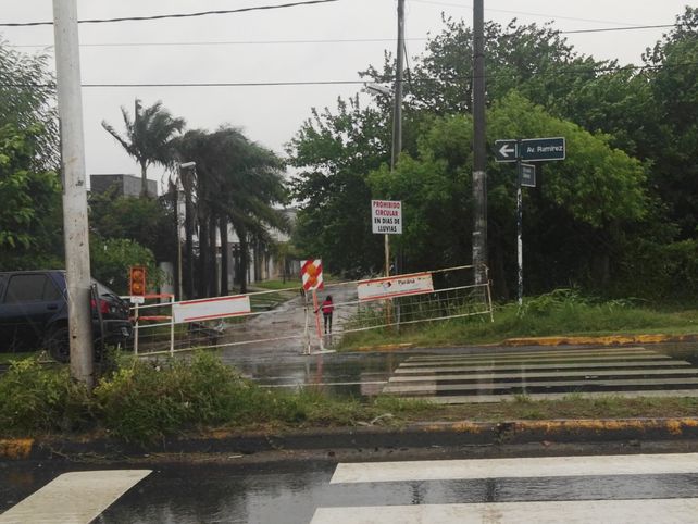 Durante el temporal se valló para impedir el paso por calle Gálvez