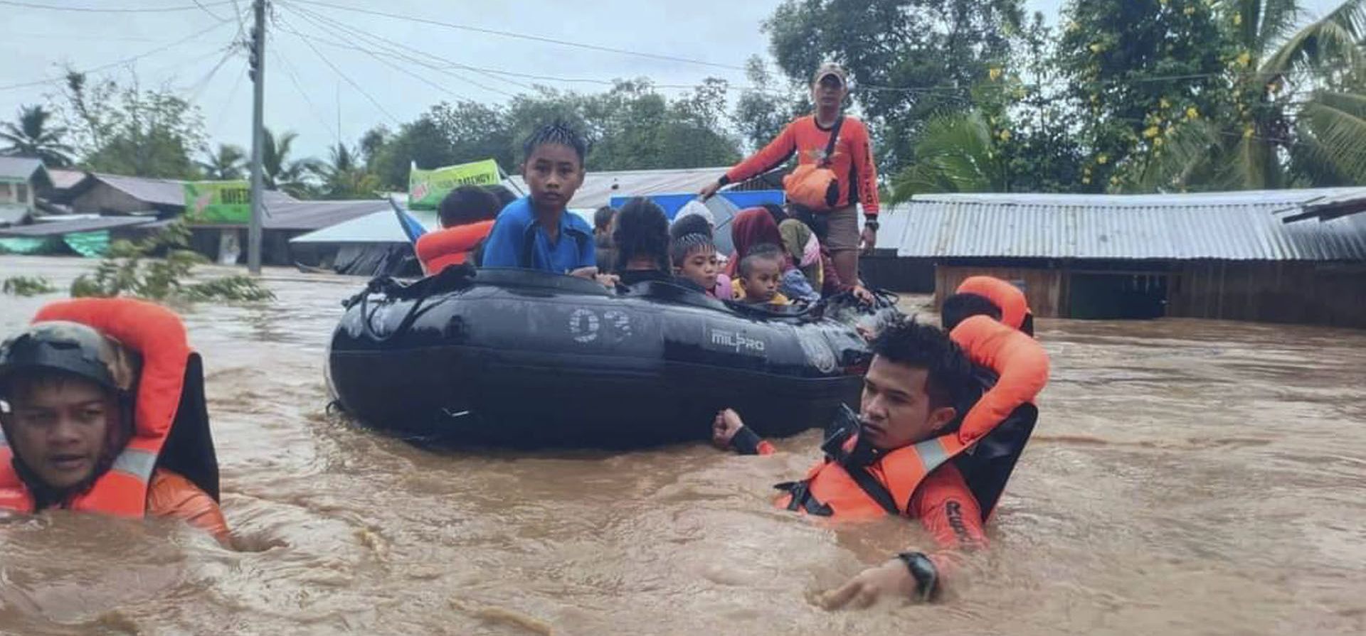 Rescatistas usan botes para evacuar a los residentes de las áreas inundadas debido a la tormenta tropical Nalgae en Parang, provincia de Maguindanao, sur de Filipinas, el viernes 28 de octubre de 2022. Las inundaciones aumentaron rápidamente en muchas aldeas bajas obligando a algunos aldeanos a trepar a sus techos, donde fueron rescatados por tropas del ejército, policías y voluntarios.
