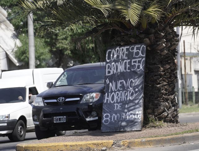 Un cartel de una chatarrería que ofrece dinero por elementos de cobre y bronce