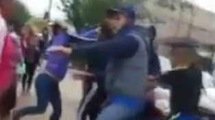 Padres de alumnos se agarraron a trompadas en la puerta de un colegio