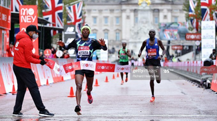 El etíope Shura Kitata se quedó con el Maratón de Londres