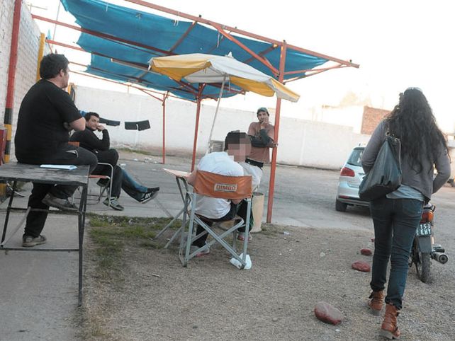 Llevó sus dos vehículos a lavar y al regresar los habían robado