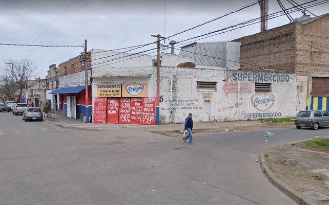 Los dueños de un supermercado de Grandoli al 4100 fueron víctimas de extorsiones y balaceras.&nbsp;