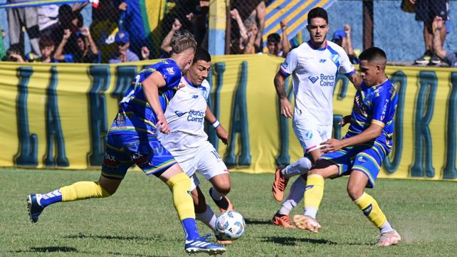 Figura del salaíto. Juan Cruz Vega es la usina del fútbol de Argentino y goleador de la Primera C con 7 tantos en 11 encuentros.&nbsp; &nbsp;