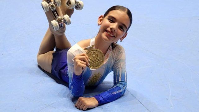Robertina Nader Olivera posa con la presea de primer puesto