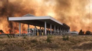 Impresionante incendio en Córdoba a muy pocos metros de una estación de servicio