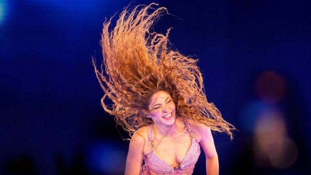 Tras la cancelación de sus shows en Chile, Shakira les cantó a sus fans en la puerta