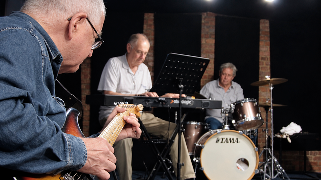 Nunca es tarde para volver a tocar: tres bandas de adultos mayores se presentan en el Galpón 11