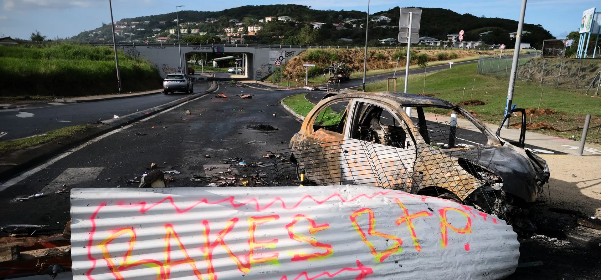 Separatistas de Nueva Caledonia, afectada por los disturbios, protestaron el lunes con bloqueos de carreteras que han paralizado gran parte del archipiélago del Pacífico y detenido el tráfico aéreo comercial, desafiando una importante operación de seguridad de las fuerzas francesas. Fotografía: Theo Rouby/AFP/Getty Images