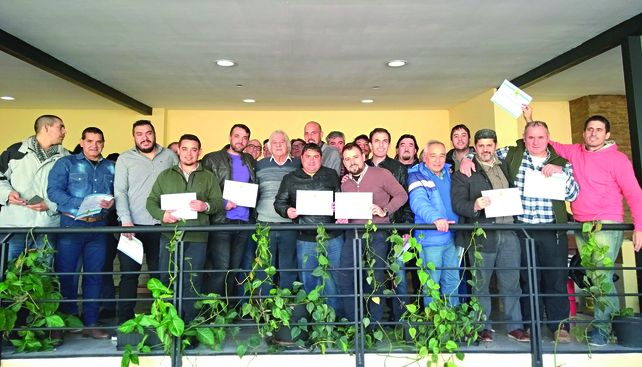Tras la rúbrica de las actas y la entrega de diplomas