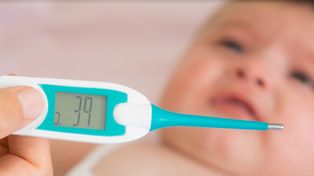 La meningitis bacteriana representa una urgencia. Los sítomas incluyen fiebre alta y dolor de cabeza&nbsp;