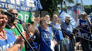 Tras cuatro jornadas de paro, el gobierno provincial y los gremios docentes retoman las paritarias
