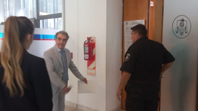 El senador provincial Armando Traferri ingresa este martes pasado el mediodía a la audiencia imputativa en su contra.&nbsp;