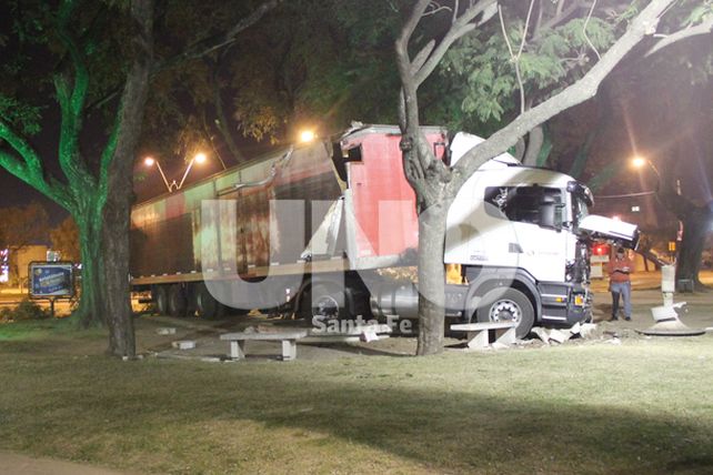 Un camión siguió de largo y terminó sobre la plaza Colón