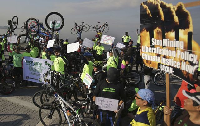 a salvar el mundo. Un militante medioambiental formula su reclamo en la Cumbre del Clima