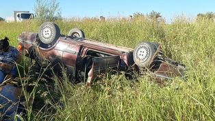 Espectacular vuelco en el ingreso a Curtiembre