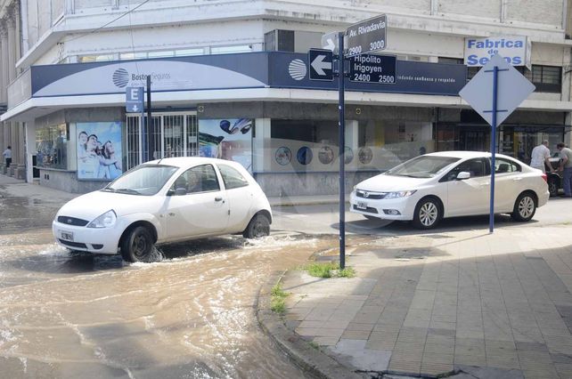 Hubo cortes de luz y desvíos en el tránsito por un caño roto en el microcentro