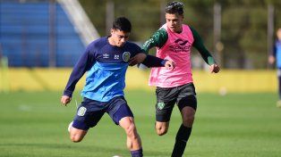 Lautaro Giaccone encara ante la marca del defensor de Sarmiento. El Laucha jugó en el primer partido.