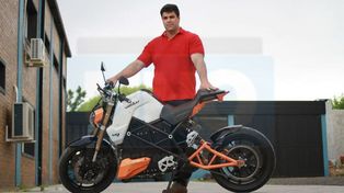 La moto eléctrica de Paraná que hace ruido en el exterior