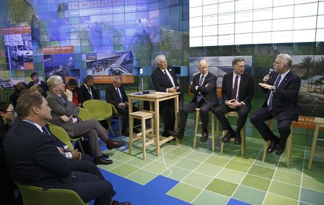 Debate. Funcionarios de Naciones Unidas discuten con gobernadores de Estados norteamericanos y europeos. (AP)