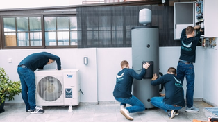 La instalación de una bomba de calor. Se están volviendo cada vez más comunes por la energía que ahorran.&nbsp;