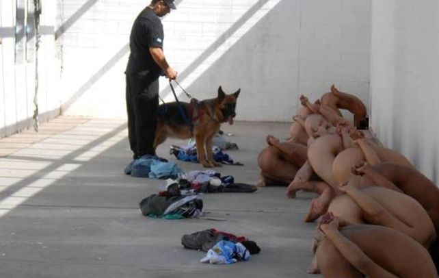 Reveladora. Los internos fueron desnudados en un patio del penal.