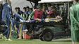 El momento en que Gaspar Duarte es retirado del campo de juego en cancha de Banfield, donde Central recató un empate en el final.