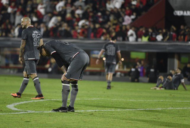 Desazón. Víctor Cuesta se arrodilla de impotencia. Newell’s no pudo doblegar a Banfield y cayó de local por 2 a 1 en el Coloso. Fue la primera caída del ciclo Fabbiani en el Parque. &nbsp;