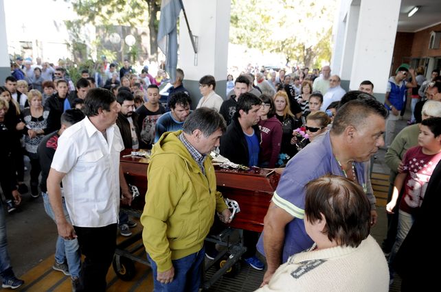 El sepelio de Araceli se realizó este mediodía y no faltaron las muestras de dolor y bronca.