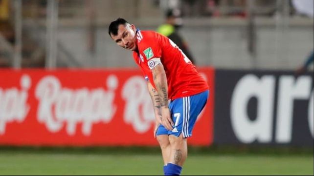 El defensor chileno Gary Medel en la cancha de Calama donde Argentina disputó el partido este jueves por la noche contra Chile y antes de la conferencia de prensa donde le contestó a De Paul.