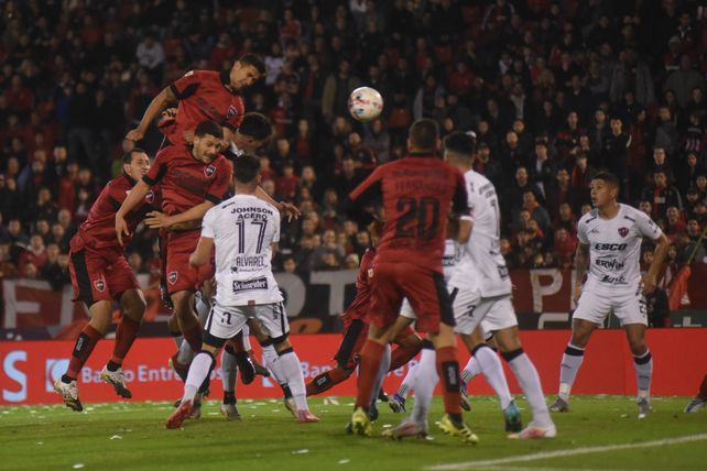 Velázquez saltó más alto y puso la cabeza al tiro de esquina de Sordo. Fue el primer gol en el 2 a 2 ante Patronato.