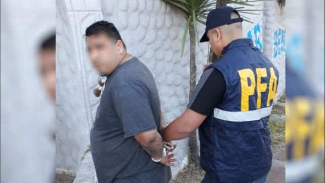 Esposado. Uno de los tres detenidos el mi&eacute;rcoles en la zona norte e indagado por la Justicia Federal.