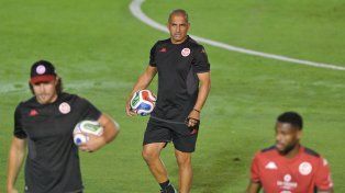 Sabri Lamouchi, director técnico de Túnez, fue despedido tras perder por goleada en el debut.