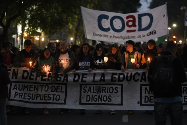 Nueva marcha de antorchas en Rosario en defensa de la educación pública