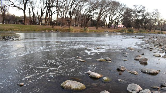 Las bajas temperaturas congelaron el río de Santa Rosa de Calamuchita