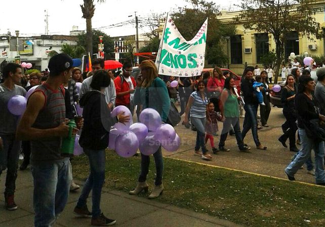 {altText(#NiUnaMenos en Reconquista,A plaza llena, el grito de los santafesinos contra la violencia machista se hizo escuchar)}
