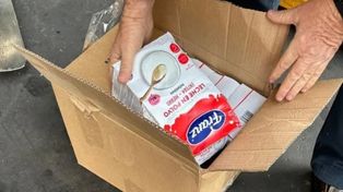 Parte de un cargamento de leche en polvo que llegó a Rosario y que estaba depositada en galpones del Ministerio de Capital Humano.