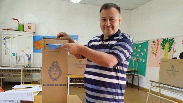 Fabricio Mesquida emitiendo su voto.