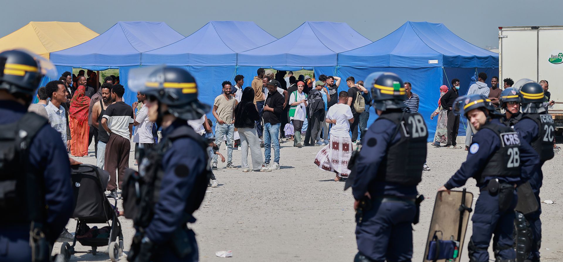 La policía realiza una operación de búsqueda en un campamento improvisado de migrantes que intentan cruzar el Canal de la Mancha hacia Gran Bretaña, cerca de Dunkerque, en el norte de Francia, el miércoles 27 de mayo de 2026. (Foto AP/Jean-Francois Badias) La policía realiza una operación de búsqueda en un campamento improvisado de migrantes que intentan cruzar el Canal de la Mancha hacia Gran Bretaña, cerca de Dunkerque, en el norte de Francia, el miércoles 27 de mayo de 2026. (Foto AP/Jean-Francois Badias)