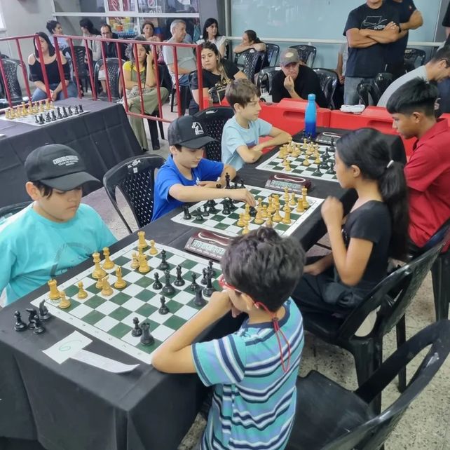 Imagen de un torneo juvenil organizado por la Asociación Rosarina de Ajedrez en el club Provincial.