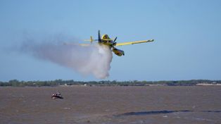 La nueva flota aérea de Santa Fe para combatir incendios realizó pruebas sobre el río Paraná