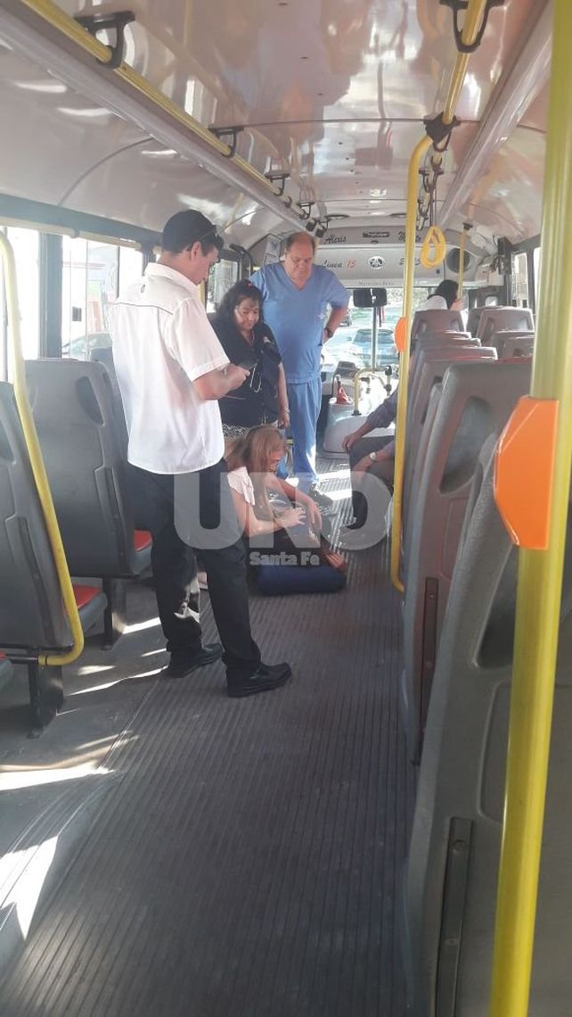 Chofer héroe: socorrió a una mujer que sufrió un ataque epiléptico en pleno viaje