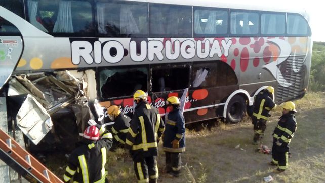 Ruta 18: Estaba habilitado para circular el micro que chocó contra un puente en construcción