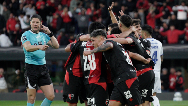 El festejo de Newells en el gol del empate ante Vélez en el adicional. Es el lapso en el que mejor rinde la Lepra.