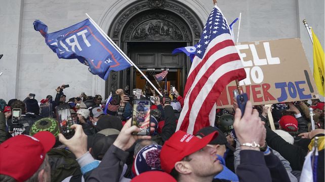 Manifestantes pro Trump se reúnen frente al Capitolio de los Estados Unidos en Washington, el 6 de enero de 2021.