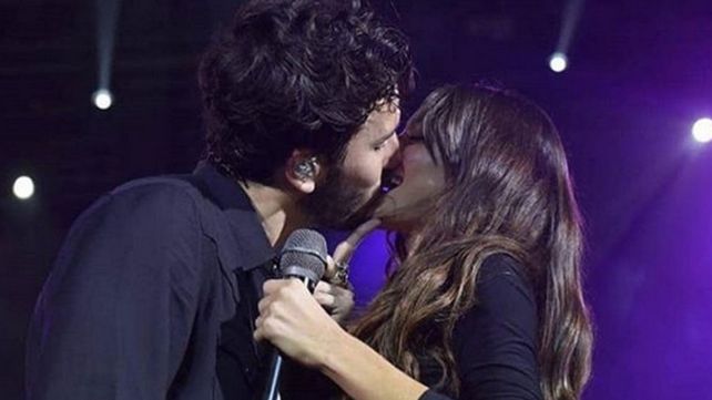 Tini Stoessel y Sebastián Yatra, in fragantis en un avión: besos y mimos debajo de la frazada