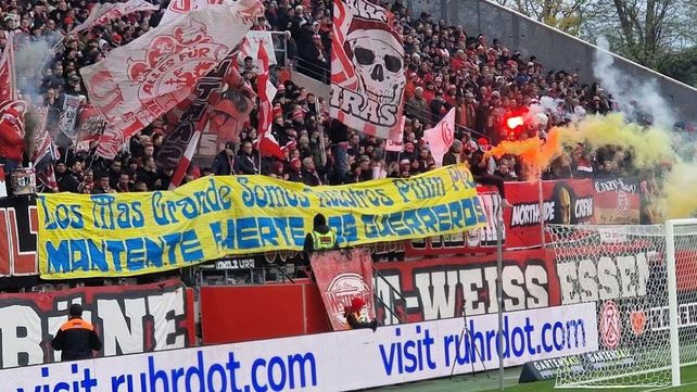 La barra de un club alemán homenajeó a Pillín Bracamonte desplegando una bandera en pleno partido