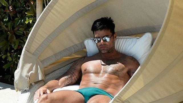 Ricky Martin mostró su lomazo con una sunga súper ajustada en Mallorca